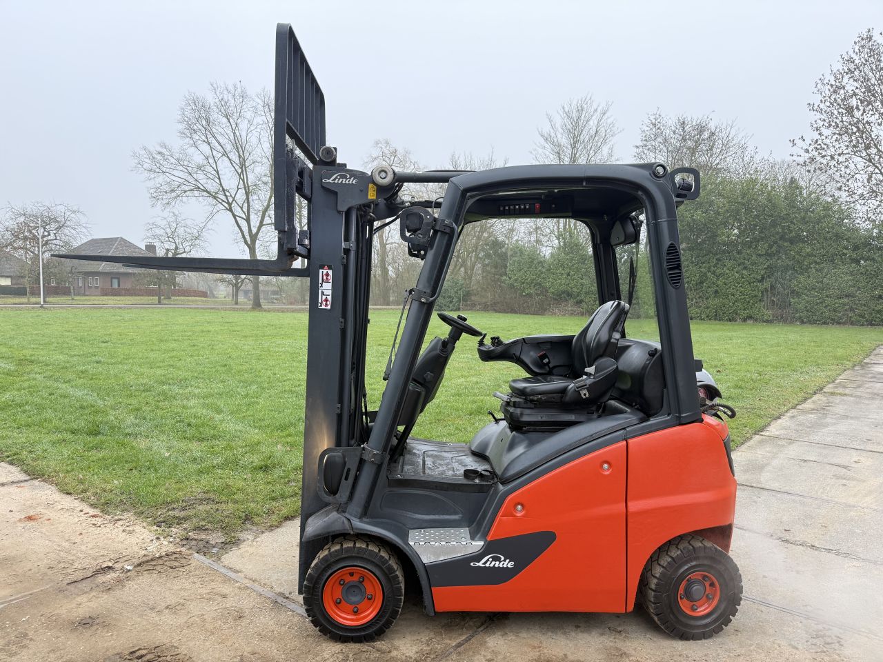 Linde 1400KG LPG heftruck triplex Freelift Sideshift BJ2016