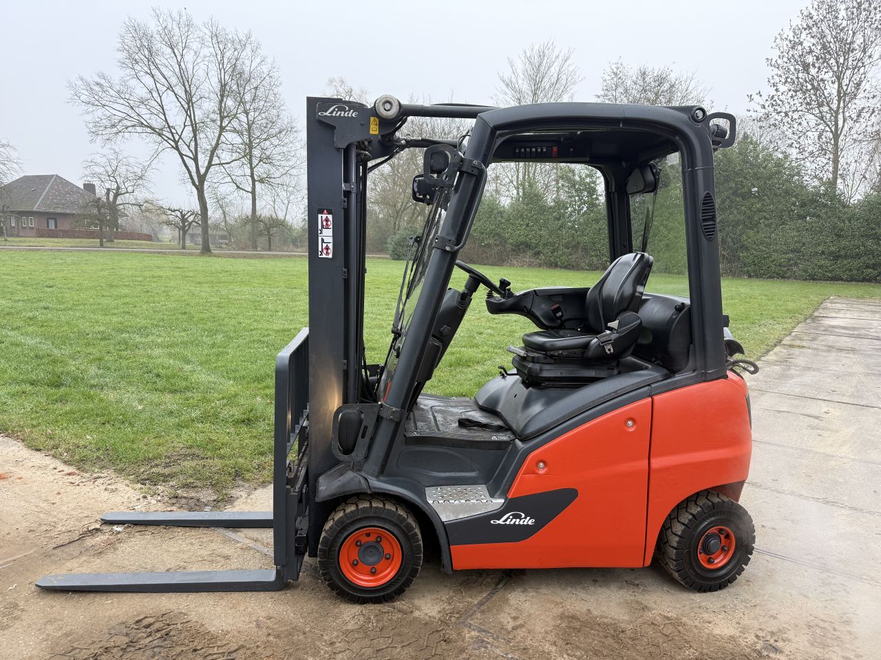 Linde 1400KG LPG heftruck triplex Freelift Sideshift BJ2016