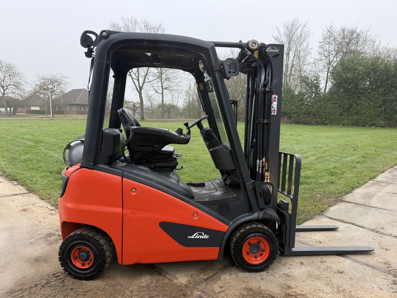 Linde 1400KG LPG heftruck triplex Freelift Sideshift BJ2016