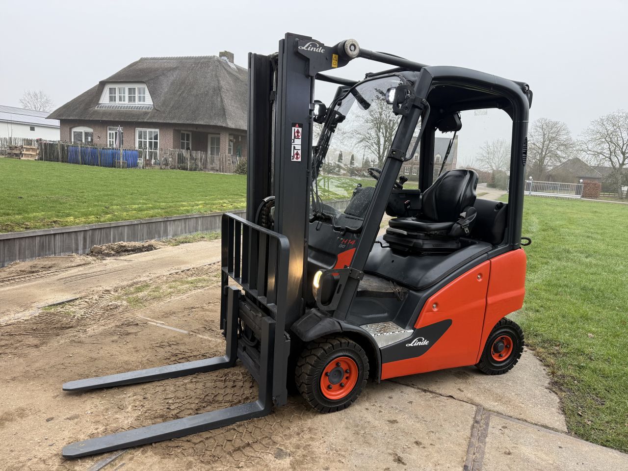 Linde 1400KG LPG heftruck triplex Freelift Sideshift BJ2016