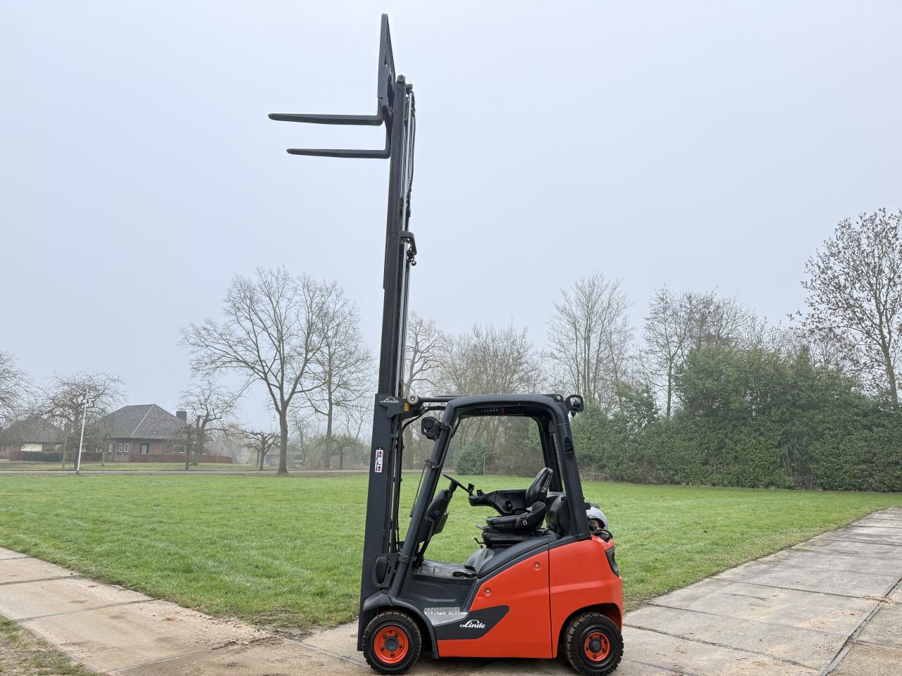 Linde 1400KG LPG heftruck triplex Freelift Sideshift BJ2016