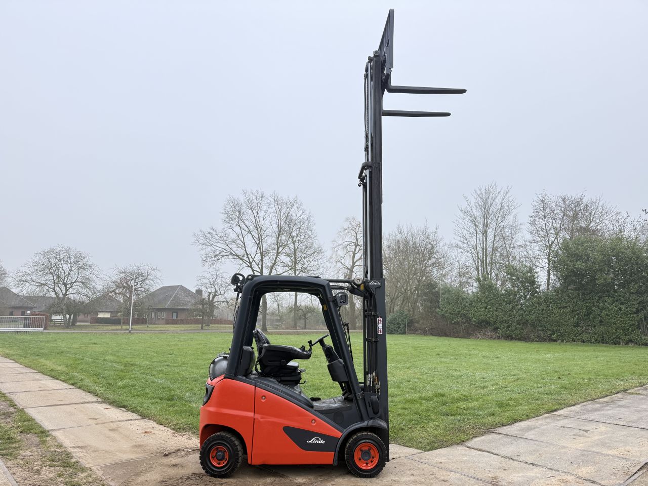 Linde 1400KG LPG heftruck triplex Freelift Sideshift BJ2016