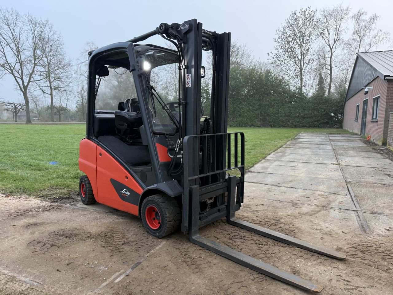 Linde 2000KG LPG heftruck triplex Freelift Sideshift BJ2016