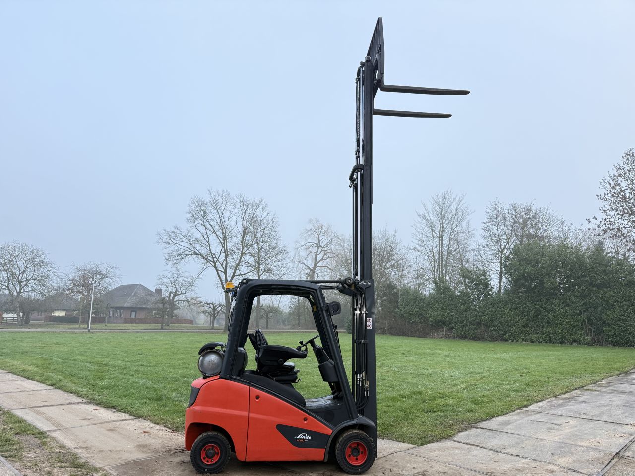 Linde 2000KG LPG heftruck triplex Freelift Sideshift BJ2016