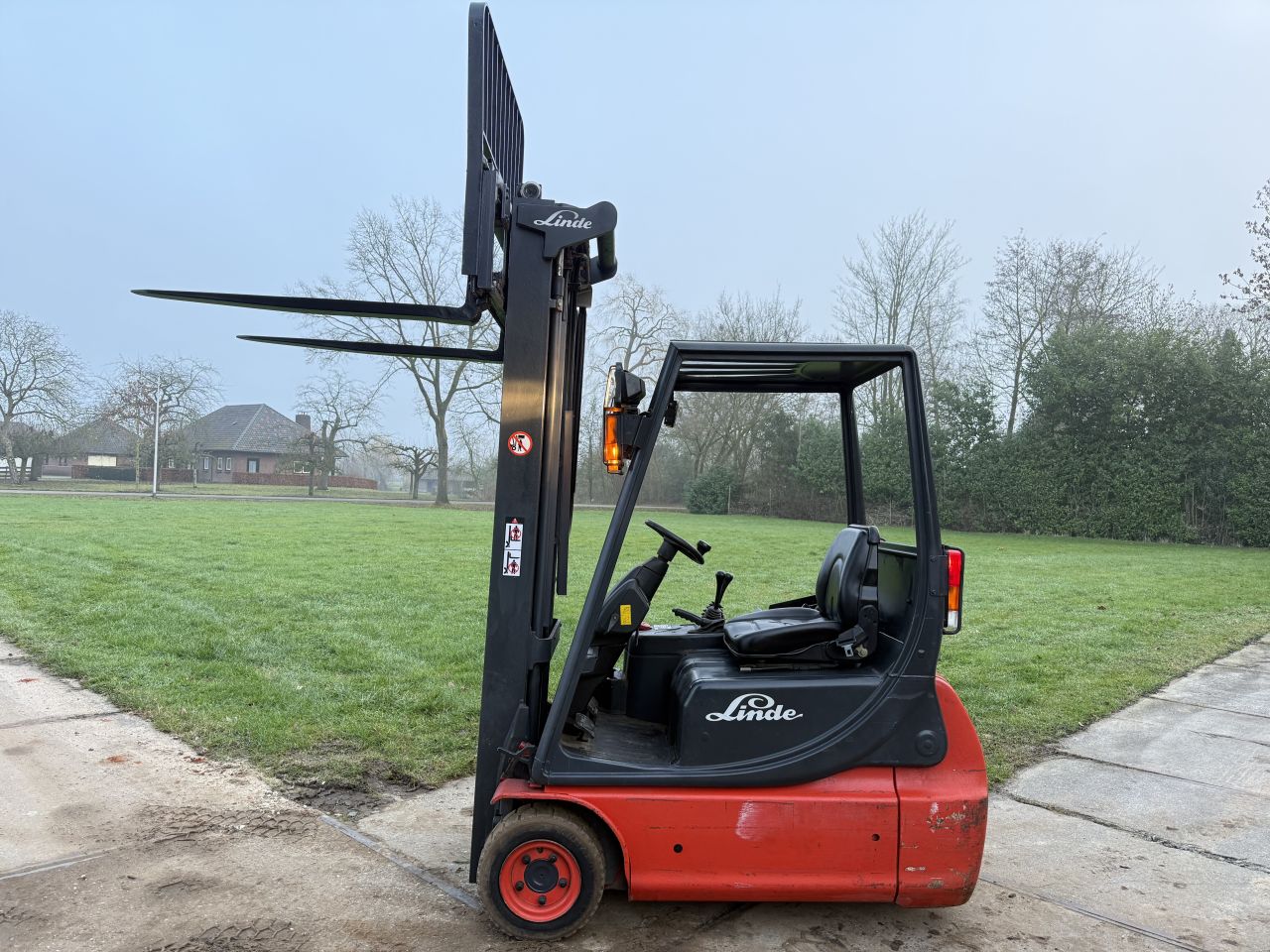 Linde 1600KG elektrisch triplex 6M Freelift Sideshift