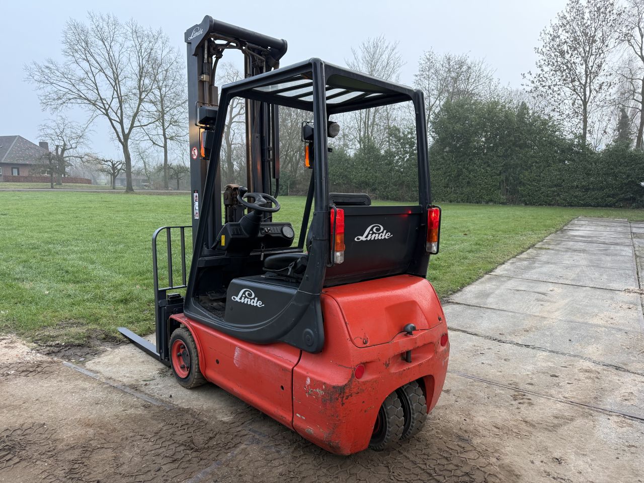 Linde 1600KG elektrisch triplex 6M Freelift Sideshift