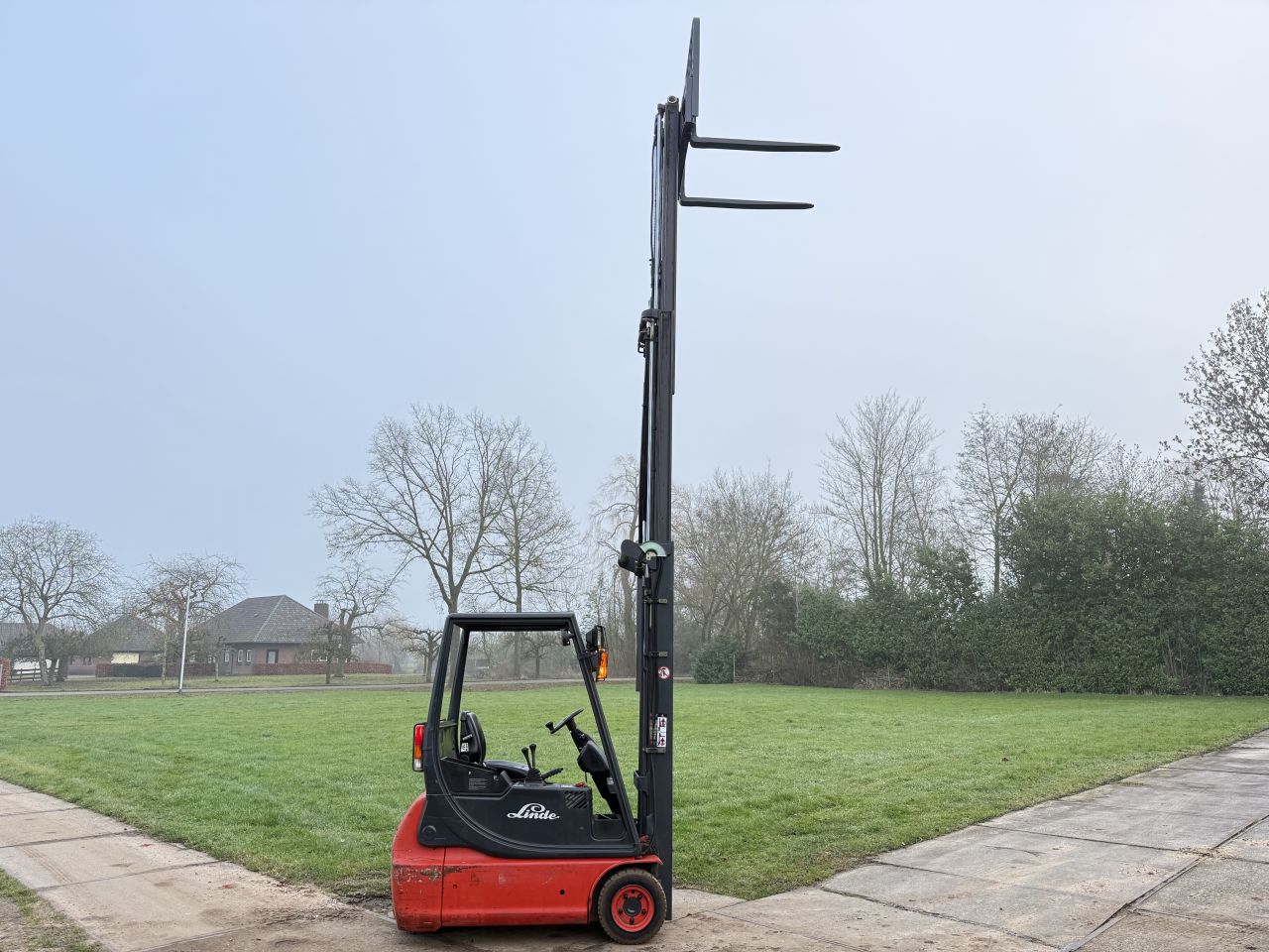 Linde 1600KG elektrisch triplex 6M Freelift Sideshift