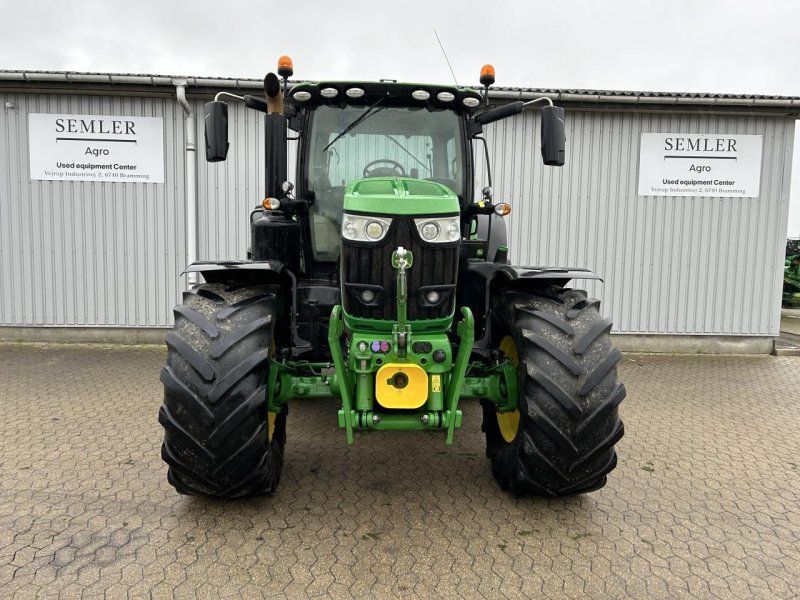 John Deere 6215R