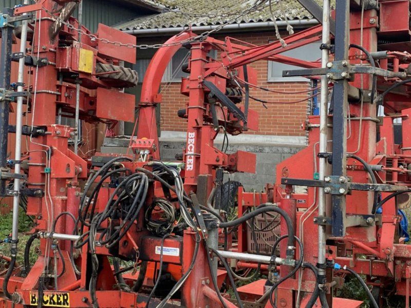 Becker 12 rækket såmaskine med udstyr til flydende gødning. Fronttank m
