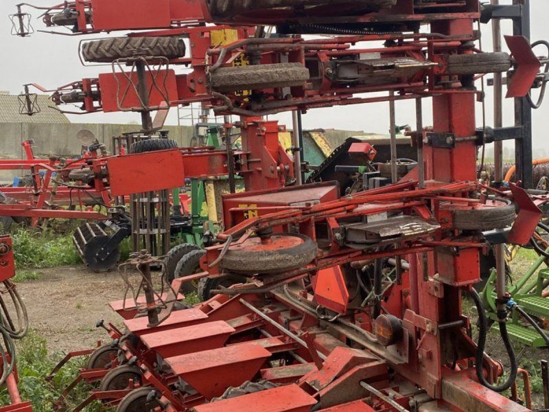 Becker 12 rækket såmaskine med udstyr til flydende gødning. Fronttank m