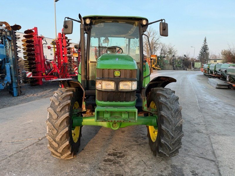 John Deere 5820
