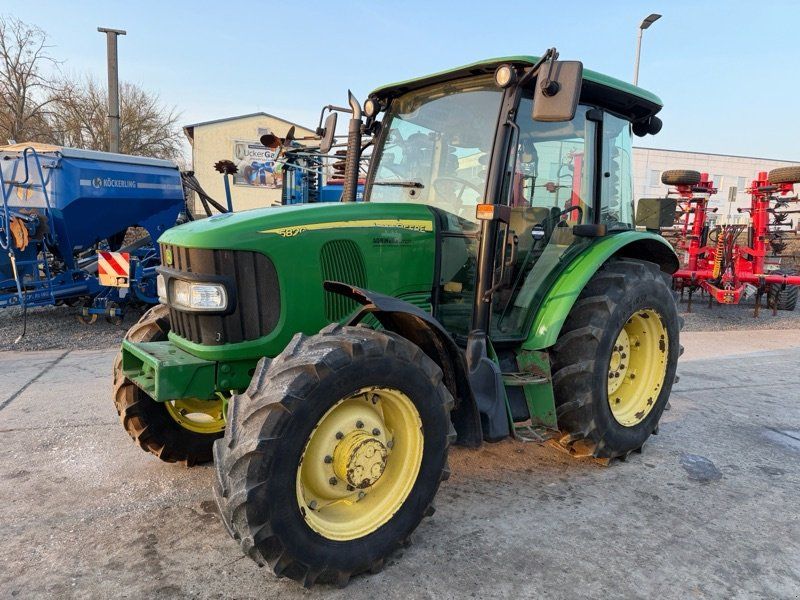 John Deere 5820