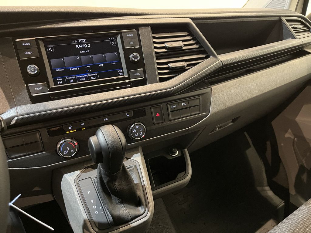 Volkswagen Transporter 2.0 TDI L1H1 150 PK Automaat / Servicebus / Bott Inrichting / Euro 6 / Airco / CarPlay / 220V. / PDC / Cruise Control / Klep / 3-Zits / 51.000 KM !!