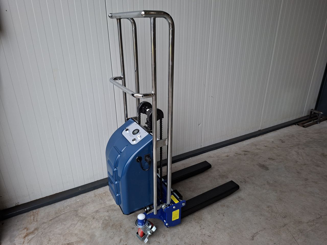 Semi elektrische mini stapelaar 400 kg vorklengte 65 cm