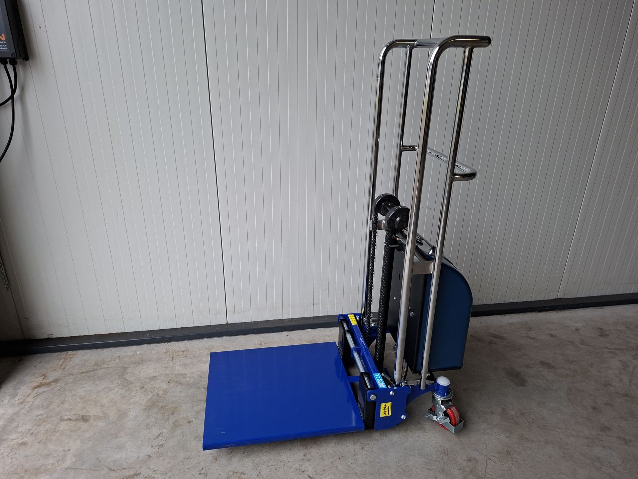 Semi elektrische mini stapelaar 400 kg vorklengte 65 cm