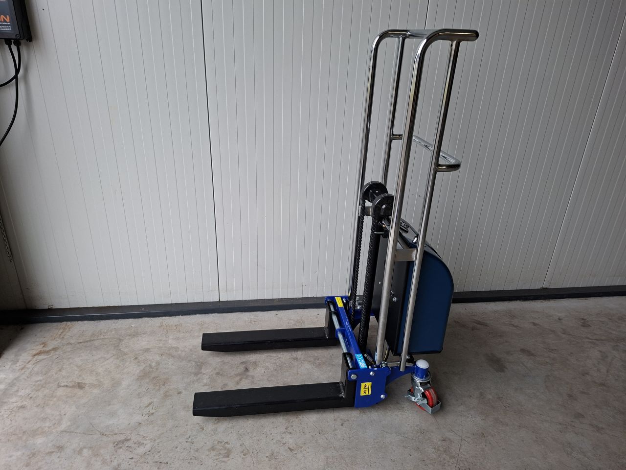 Semi elektrische mini stapelaar 400 kg vorklengte 65 cm