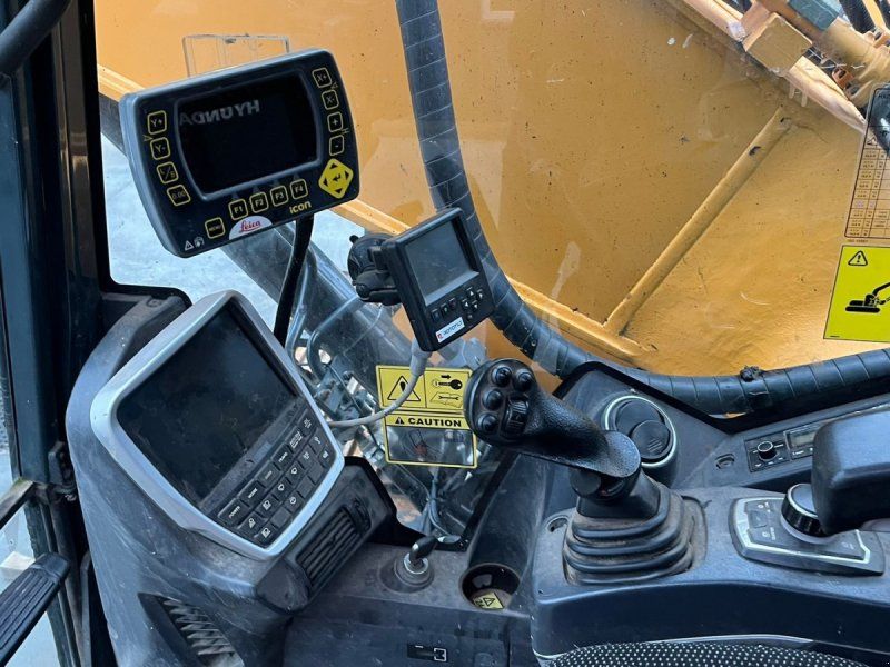 Hyundai HX220L  Velholdt maskine, med Rotortilt, S70 skifte og gribeklo