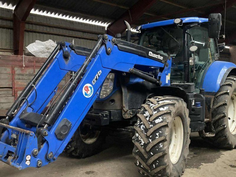New Holland T7.185 AutoCommand med frontlæsser. Gård som er på vej hj