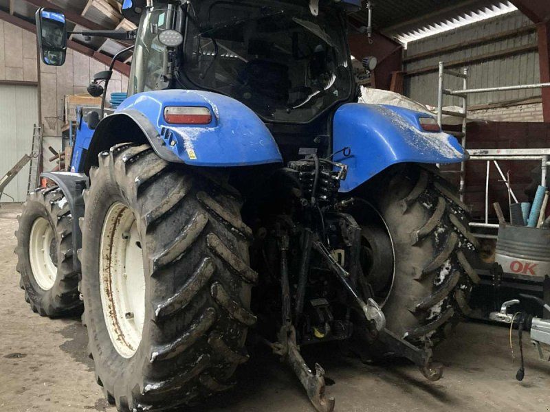New Holland T7.185 AutoCommand med frontlæsser. Gård som er på vej hj