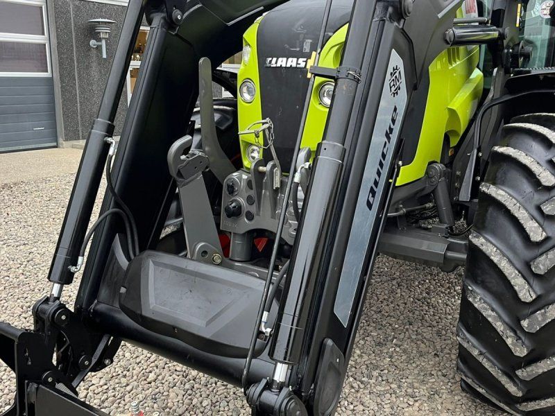 Claas ARION 650 med frontlift og frontlæsser