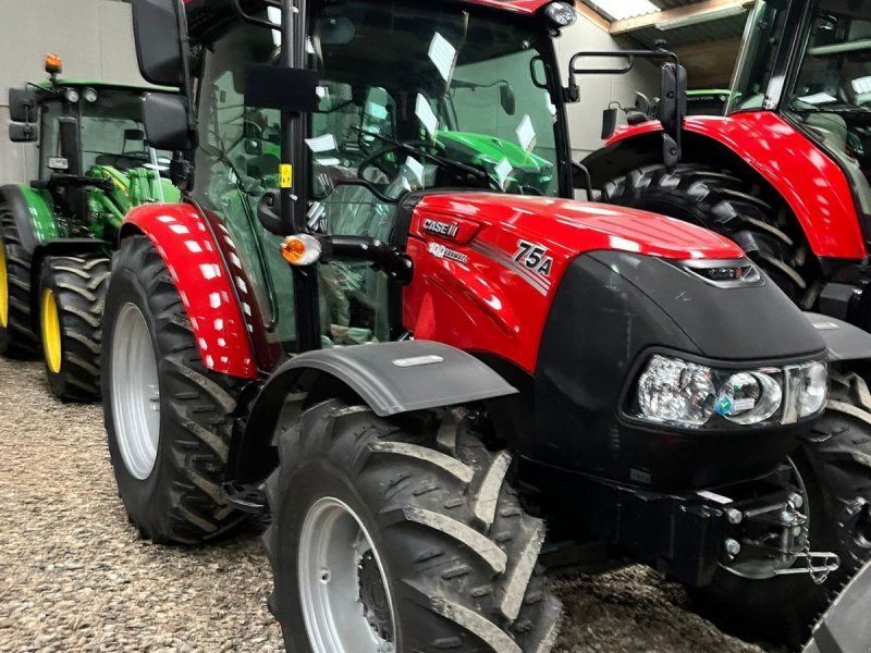 Case IH Farmall 75 A Med frontlift og koblingsfrit vendegear og brede hj