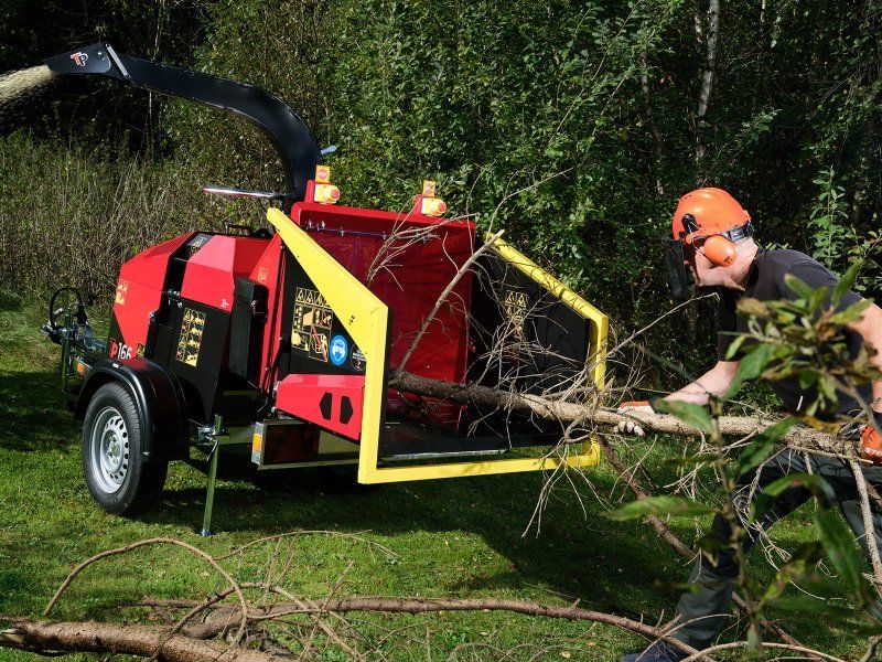 TP 166 MOBILE Holzhacker mit Benzinmotor und PKW-Fahrwerk-Lagergerä
