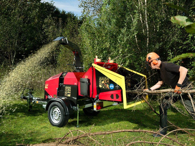 TP 166 MOBILE Holzhacker mit Benzinmotor und PKW-Fahrwerk-Lagergerä