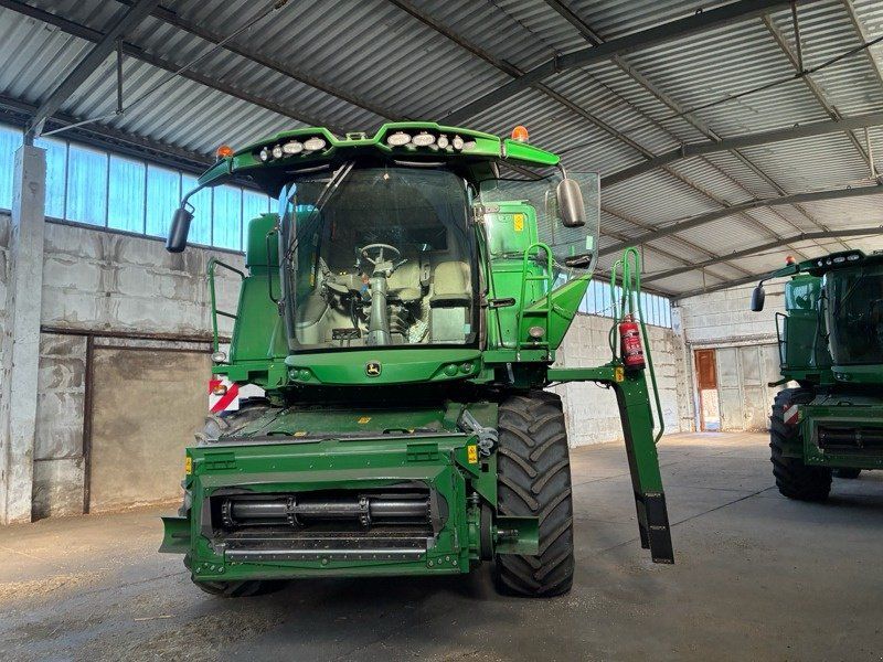 John Deere T670i