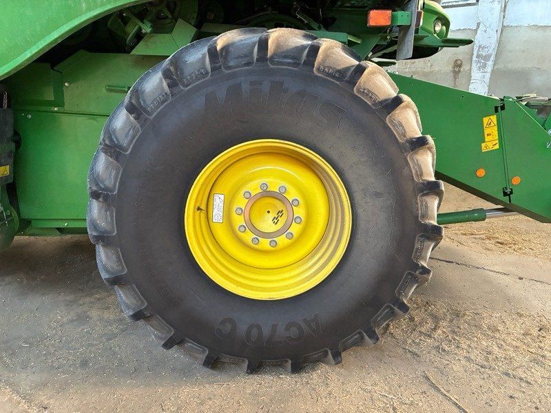 John Deere T670i