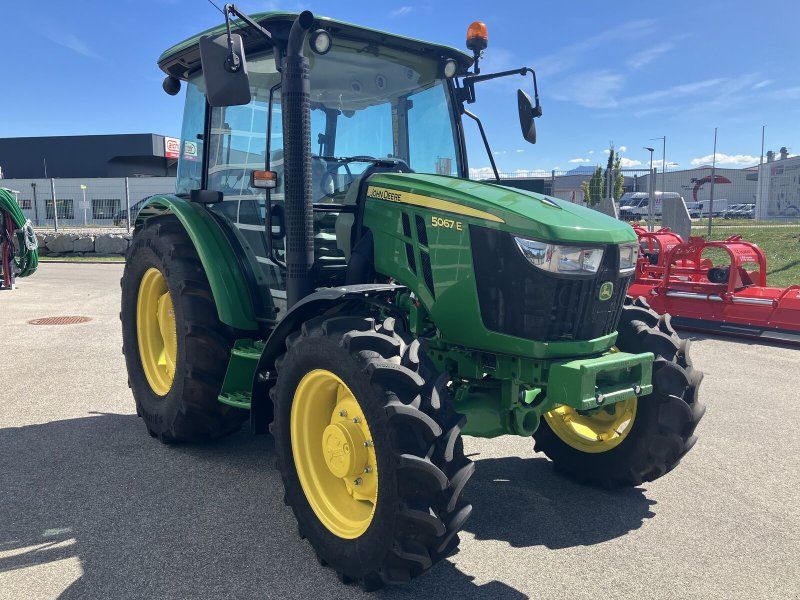 John Deere 5067E