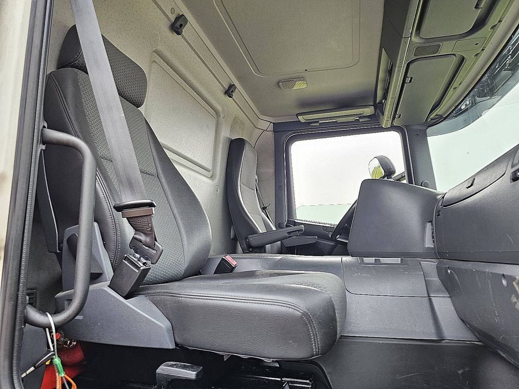 SCANIA P250 lamberet frigo lift