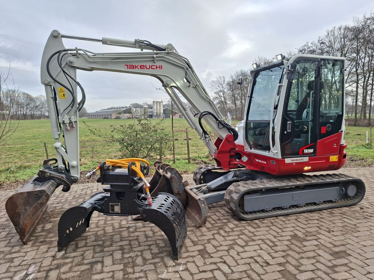 Takeuchi TB260 Stage 5 | bj2021 | 2562 uur | 3 bakken Grijper