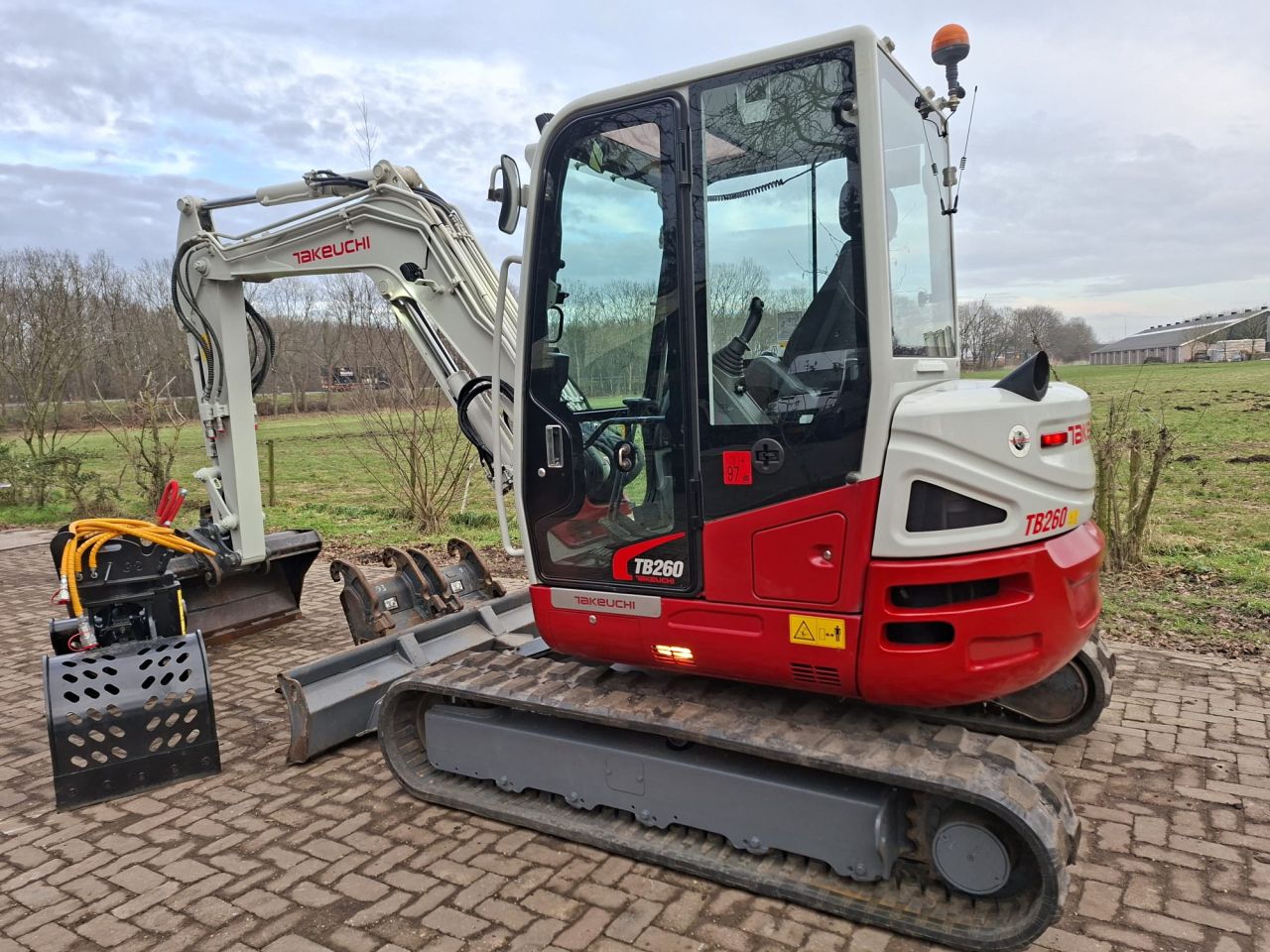 Takeuchi TB260 Stage 5 | bj2021 | 2562 uur | 3 bakken Grijper