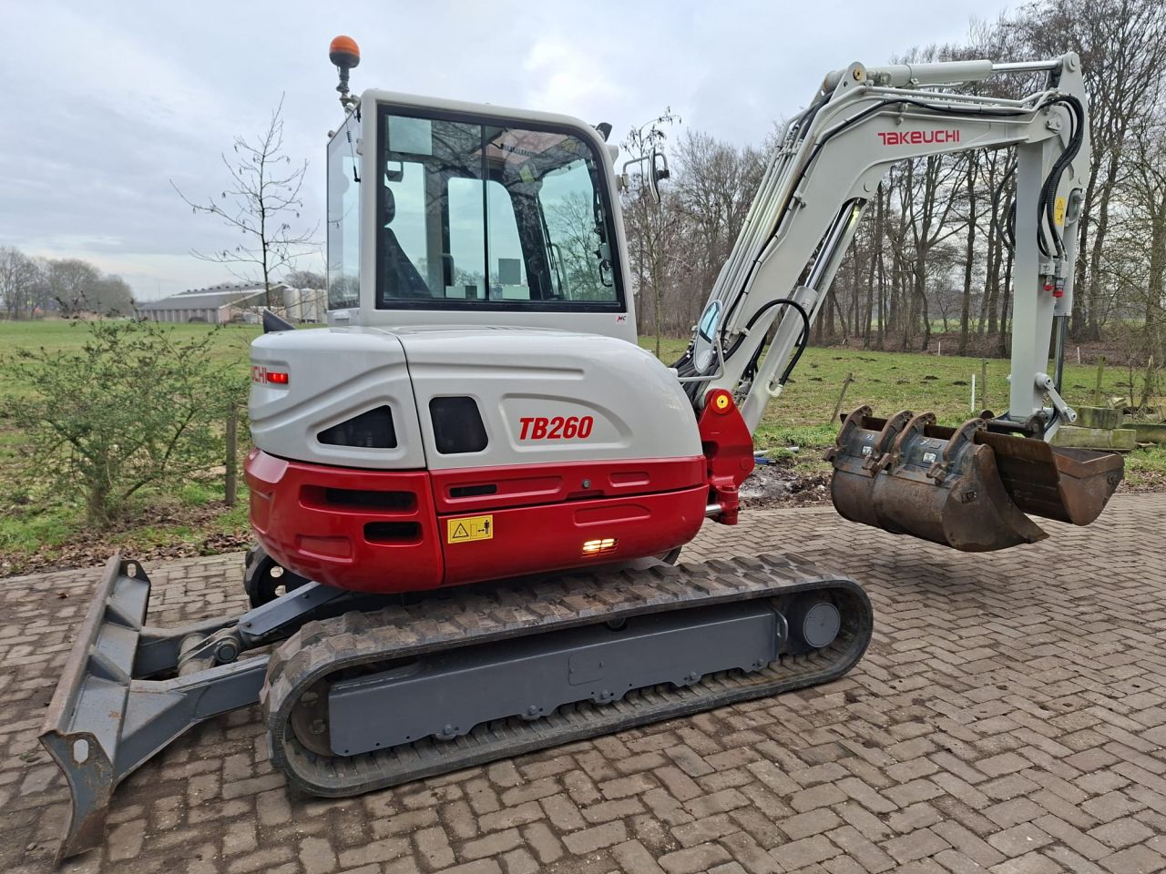 Takeuchi TB260 Stage 5 | bj2021 | 2562 uur | 3 bakken Grijper