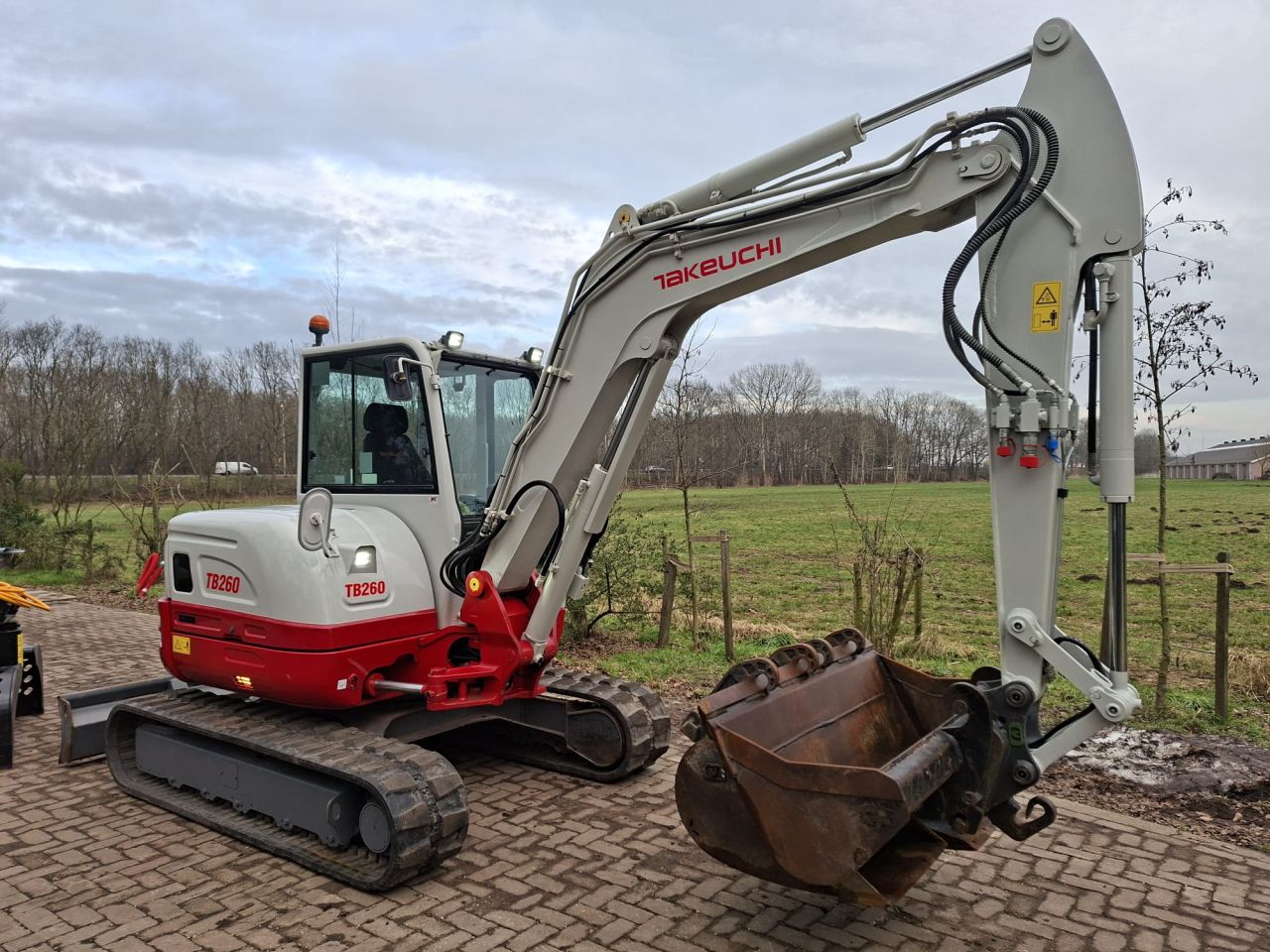 Takeuchi TB260 Stage 5 | bj2021 | 2562 uur | 3 bakken Grijper