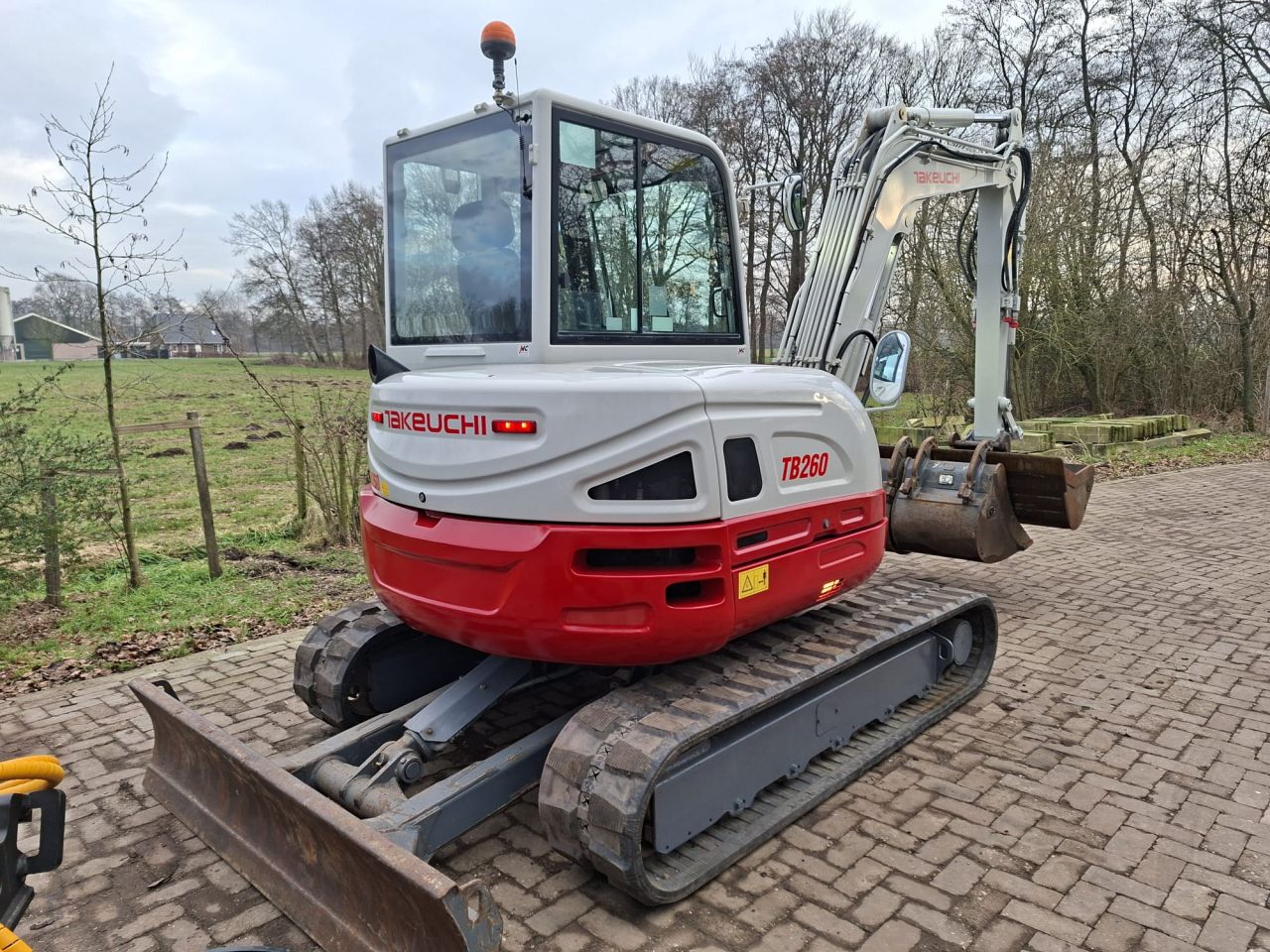 Takeuchi TB260 Stage 5 | bj2021 | 2562 uur | 3 bakken Grijper