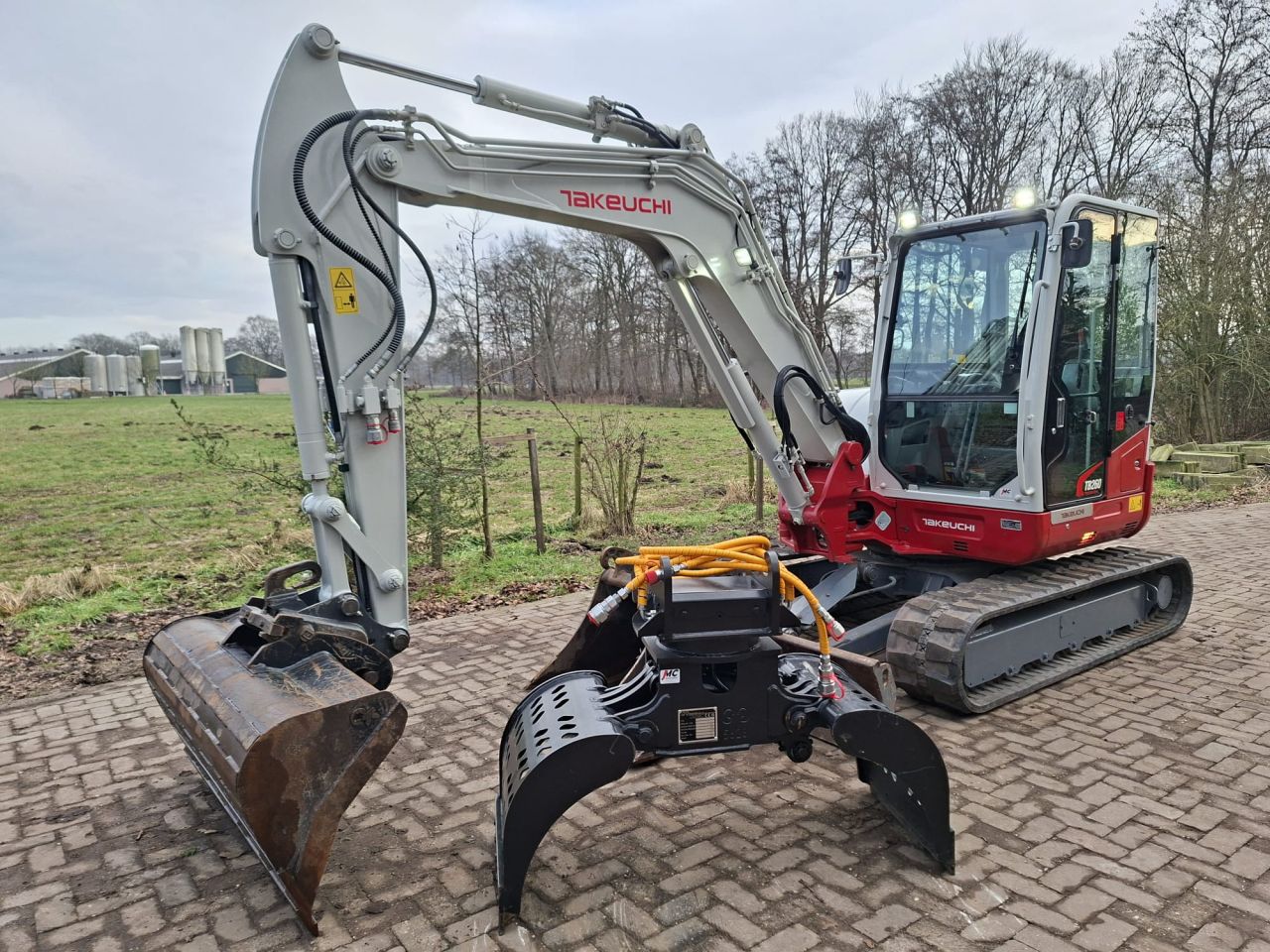 Takeuchi TB260 Stage 5 | bj2021 | 2562 uur | 3 bakken Grijper