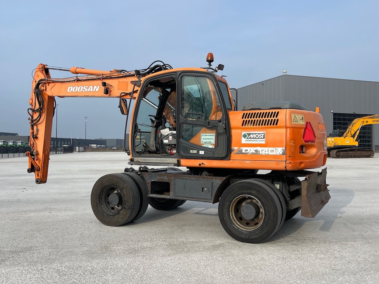Doosan DX140W