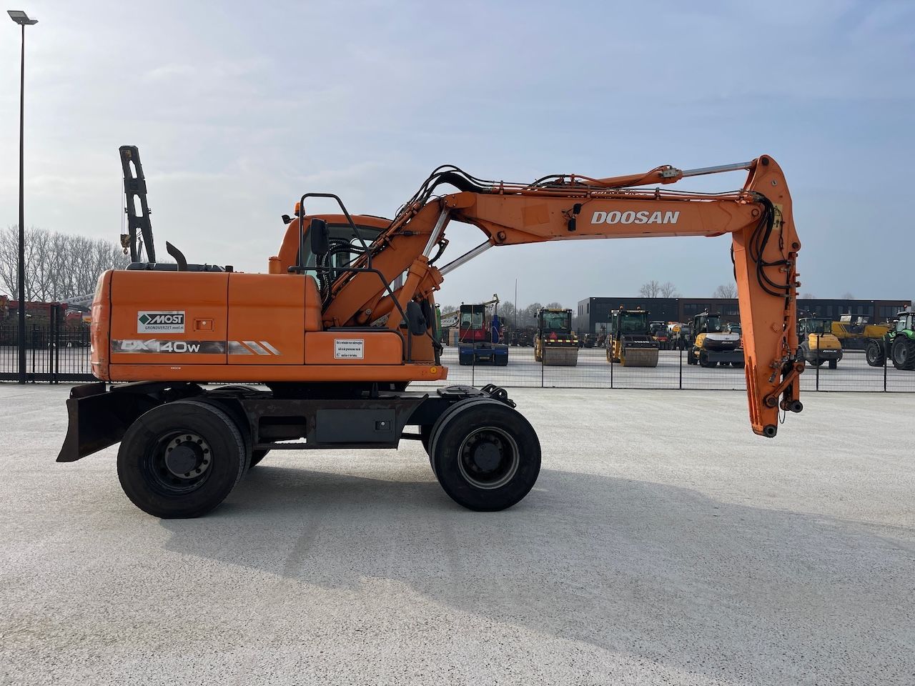 Doosan DX140W