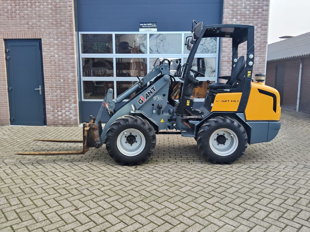 Giant 452 HD shovel met giekvering