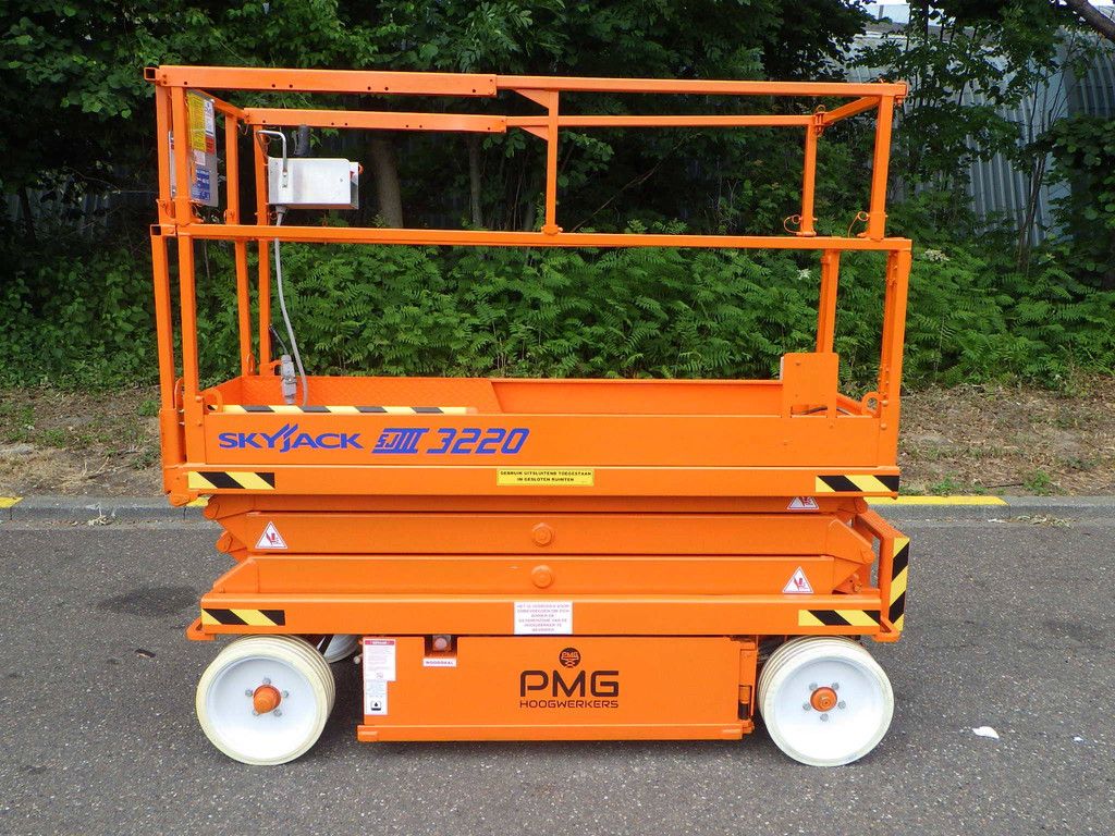 Scissor lift SkyJack SJ3220 8.10m Electric 2011