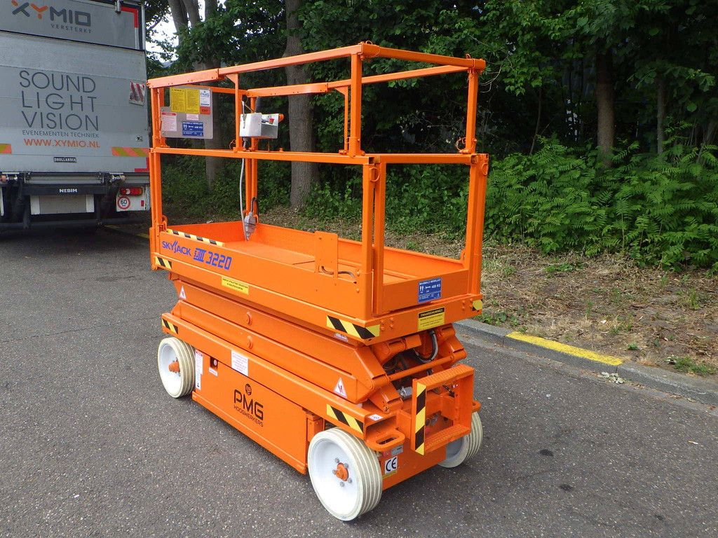 Scissor lift SkyJack SJ3220 8.10m Electric 2011