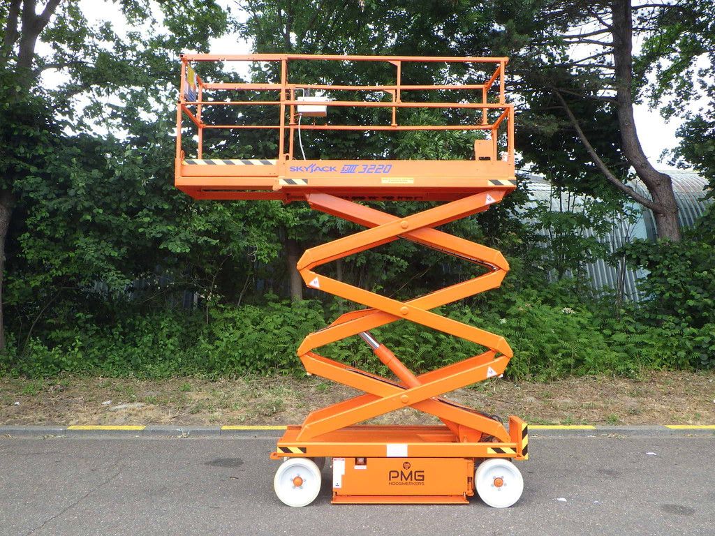 Scissor lift SkyJack SJ3220 8.10m Electric 2011