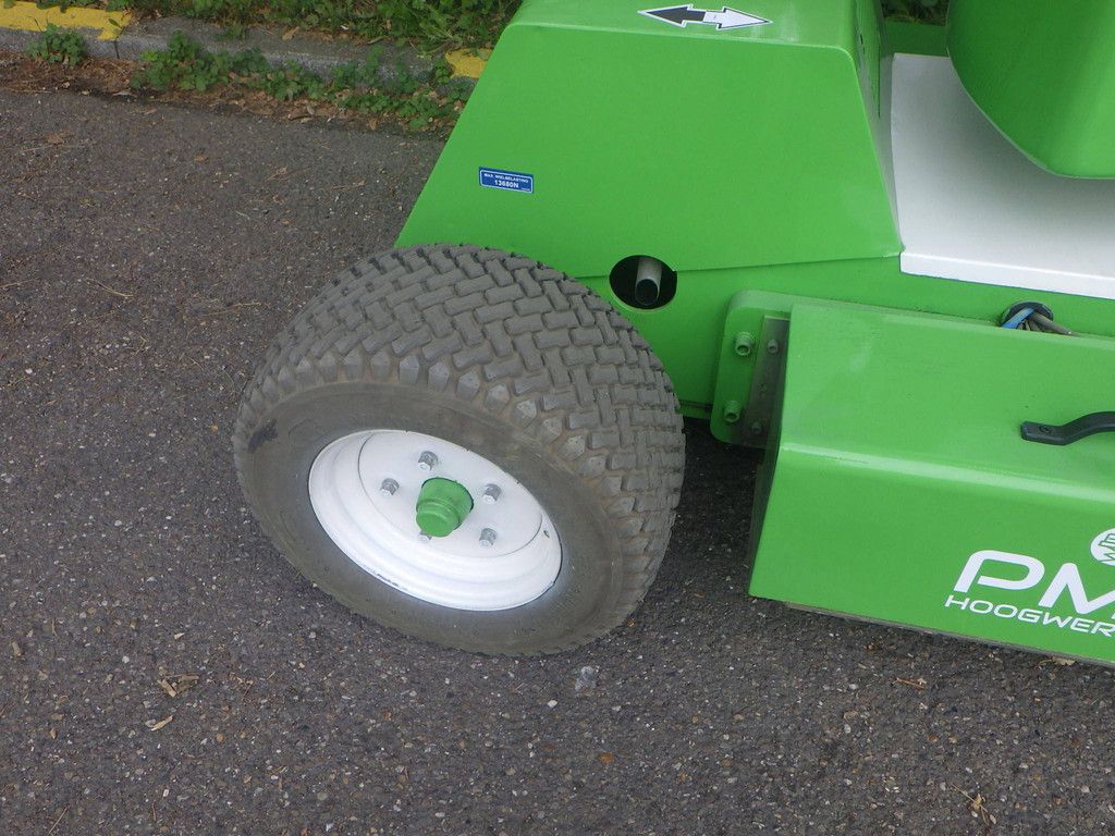 Nifty HR12NDE Bi-energy 12.20m articulated boom lift 2015