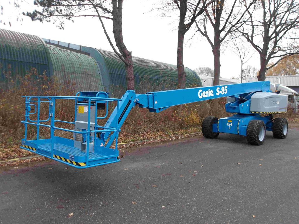 Telescopic boom lift Genie S85 27.91m Diesel 2013