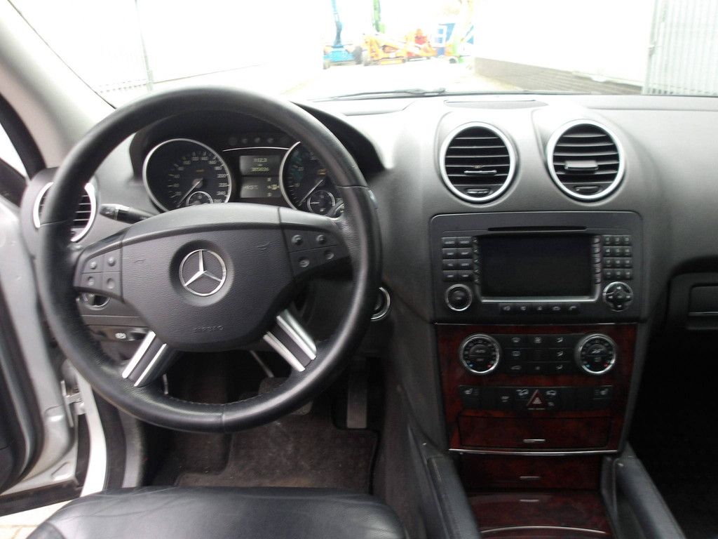 SUV Mercedes-Benz ML 350 Petrol 272hp 2005