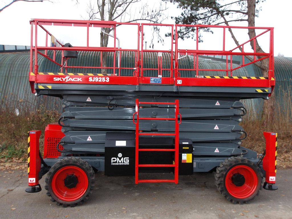 Schaarhoogwerker Ruw Terrein SkyJack SJ9253RT 18.15m Diesel 2020