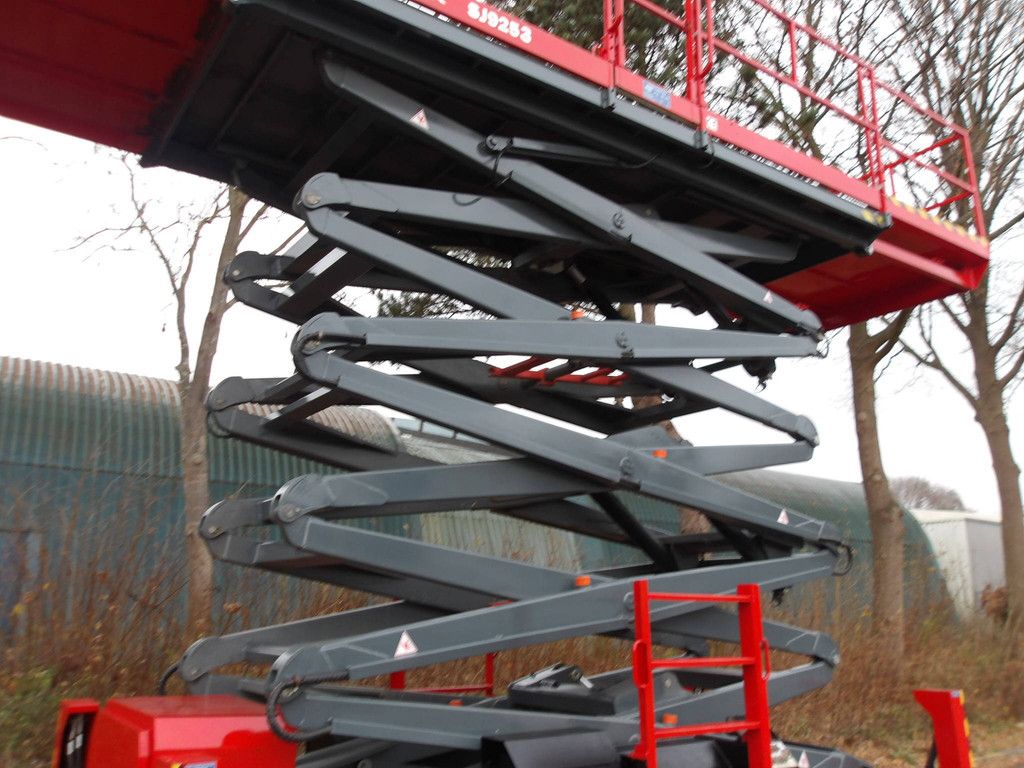Schaarhoogwerker Ruw Terrein SkyJack SJ9253RT 18.15m Diesel 2020