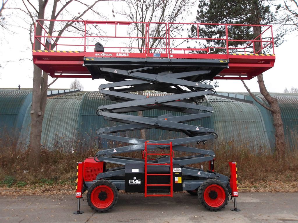 Schaarhoogwerker Ruw Terrein SkyJack SJ9253RT 18.15m Diesel 2020