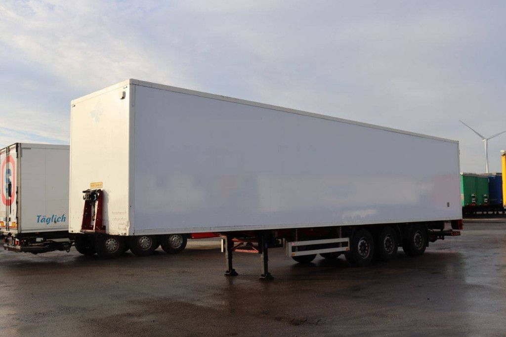 Closed Semi-trailer Pacton B3-001 39000kg 2006